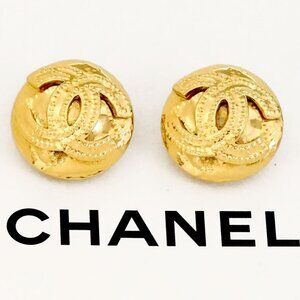 CHANEL CC Logos Quilted Round Clip-On Earrings Gold Tone 94P Auth w/Box h1132